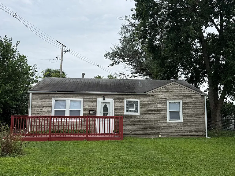 1726 Hosmer Ln — Photo 1