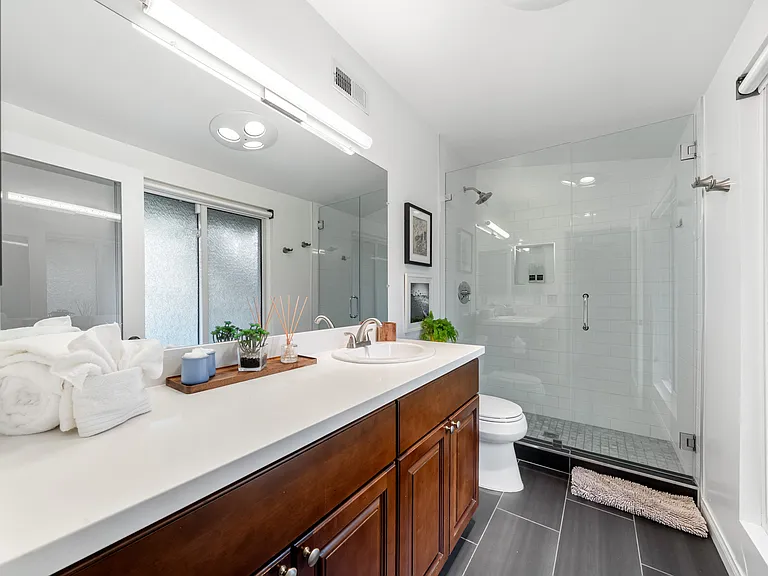 13557 Kittridge St — Photo 12
