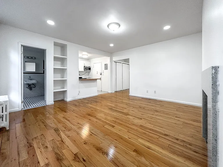 435 E 6th St #3R — Photo 7