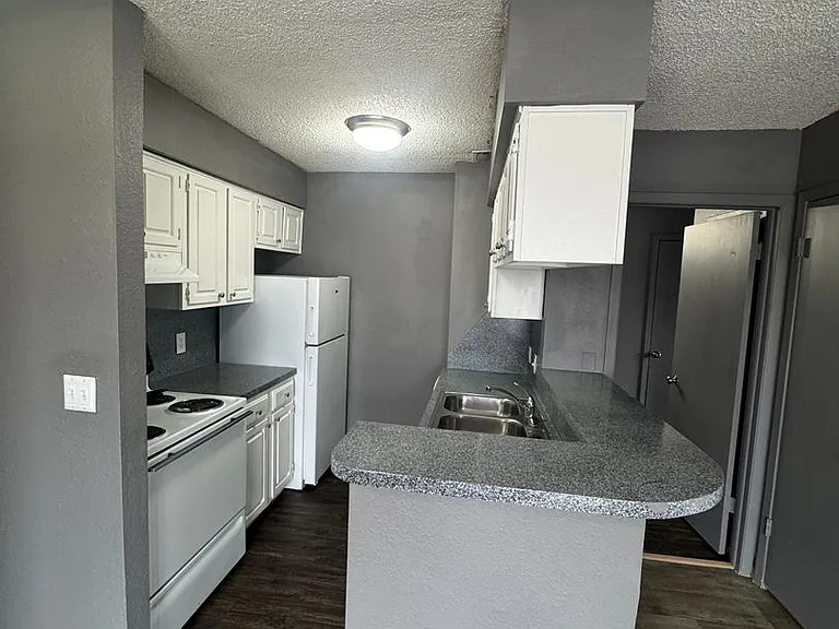 2405 E 55th Pl #18 — Photo 3