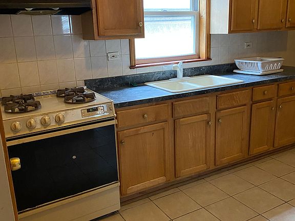 2nd image of 2856 W Lyndale St #3