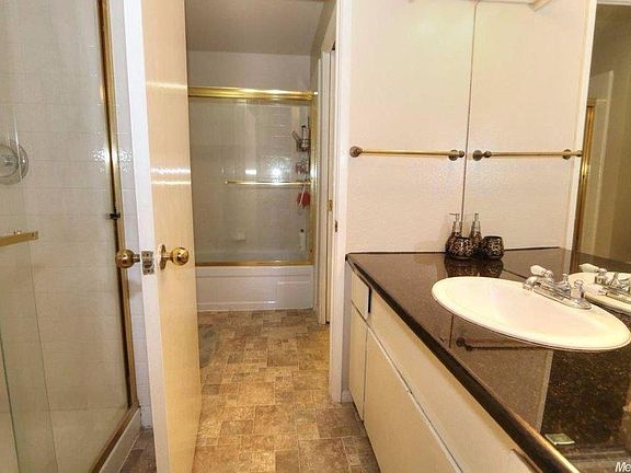 3rd image of 882 Woodside Ln E