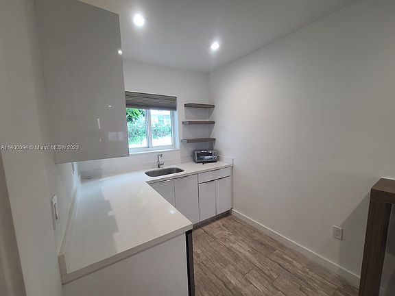 3rd image of 220 Collins Ave APT 9A