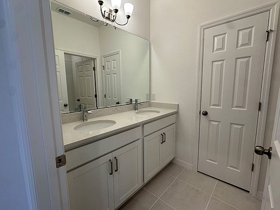 Comfortable and Functional Bathroom in Central Florida House