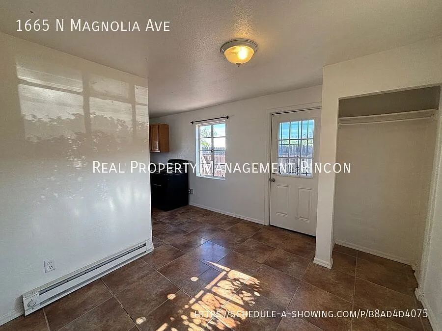 Centrally Located Studio! — Photo 4