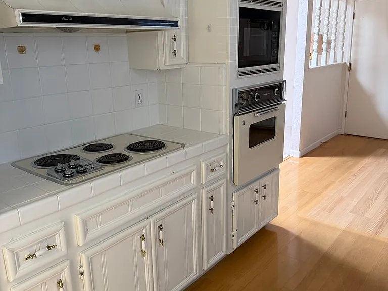 425 Corello St — Photo 13