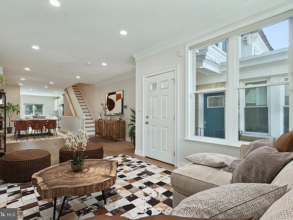3rd image of 4832 Larchwood Ave