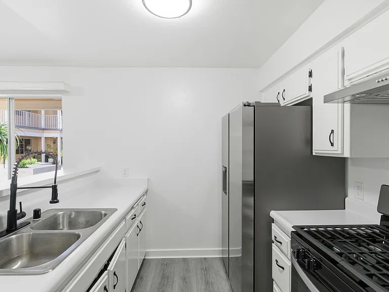 2030 Ivar Avenue — Photo 8