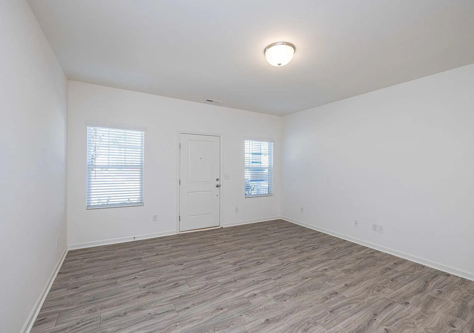 Beautiful Modern 2-Bedroom Townhome -Available September — Photo 4