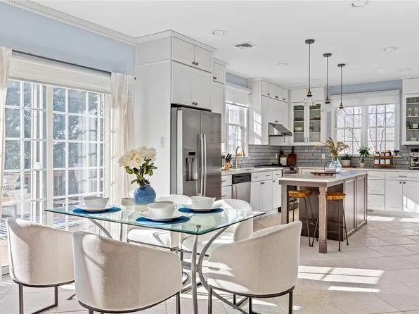 24 Hampshire Road, Great Neck, NY 11023