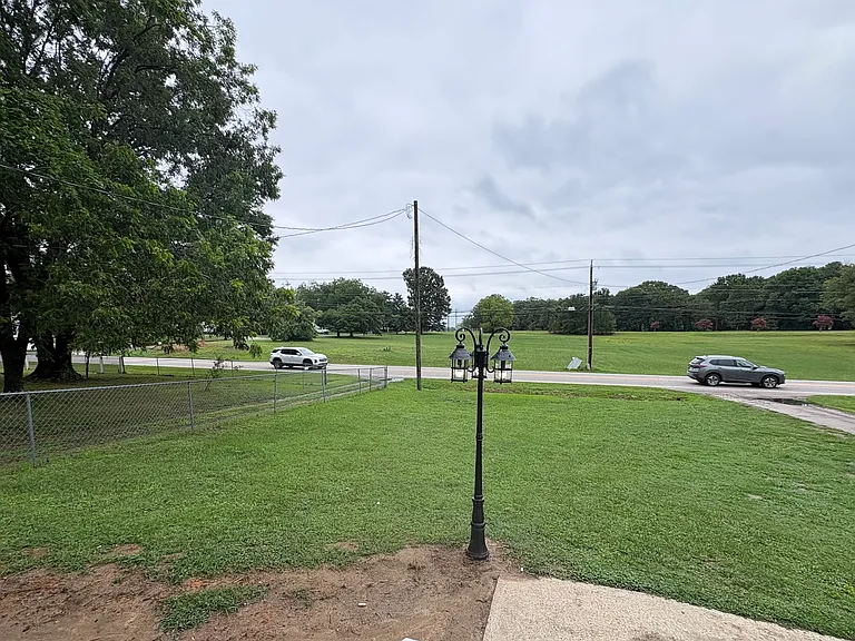 906 E Green St — Photo 3