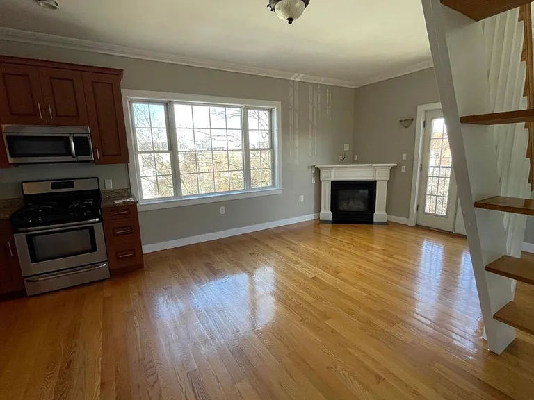 122 W Broadway #6 — Photo 2