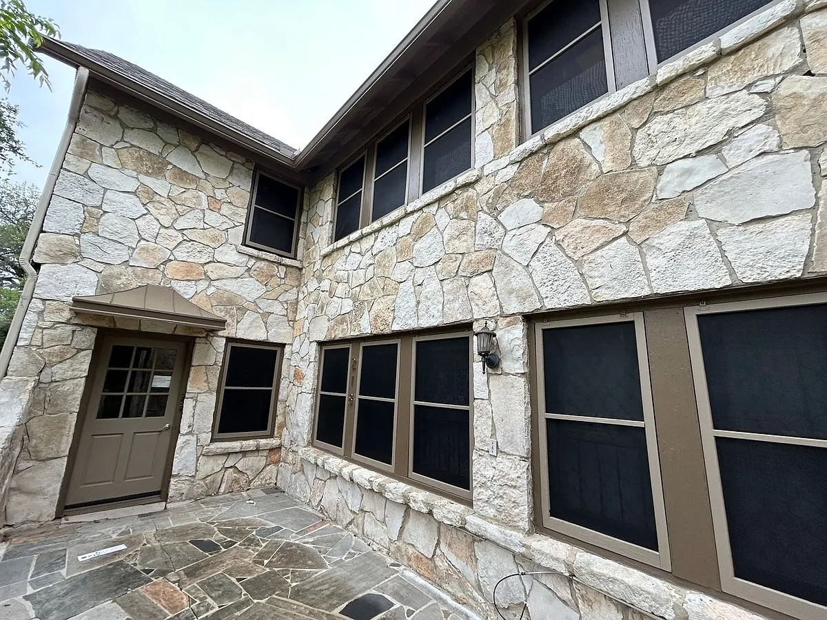 Building Photo - 218 E Rosewood Ave