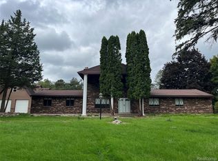 2081 Teggerdine Rd, White Lake, MI 48386