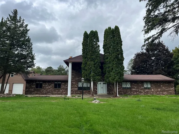 2081 Teggerdine Rd, White Lake, MI 48386