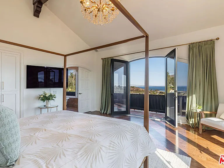 3453 Coast View Dr — Photo 15