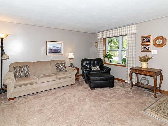 5th image of 27 Woodmont Ct