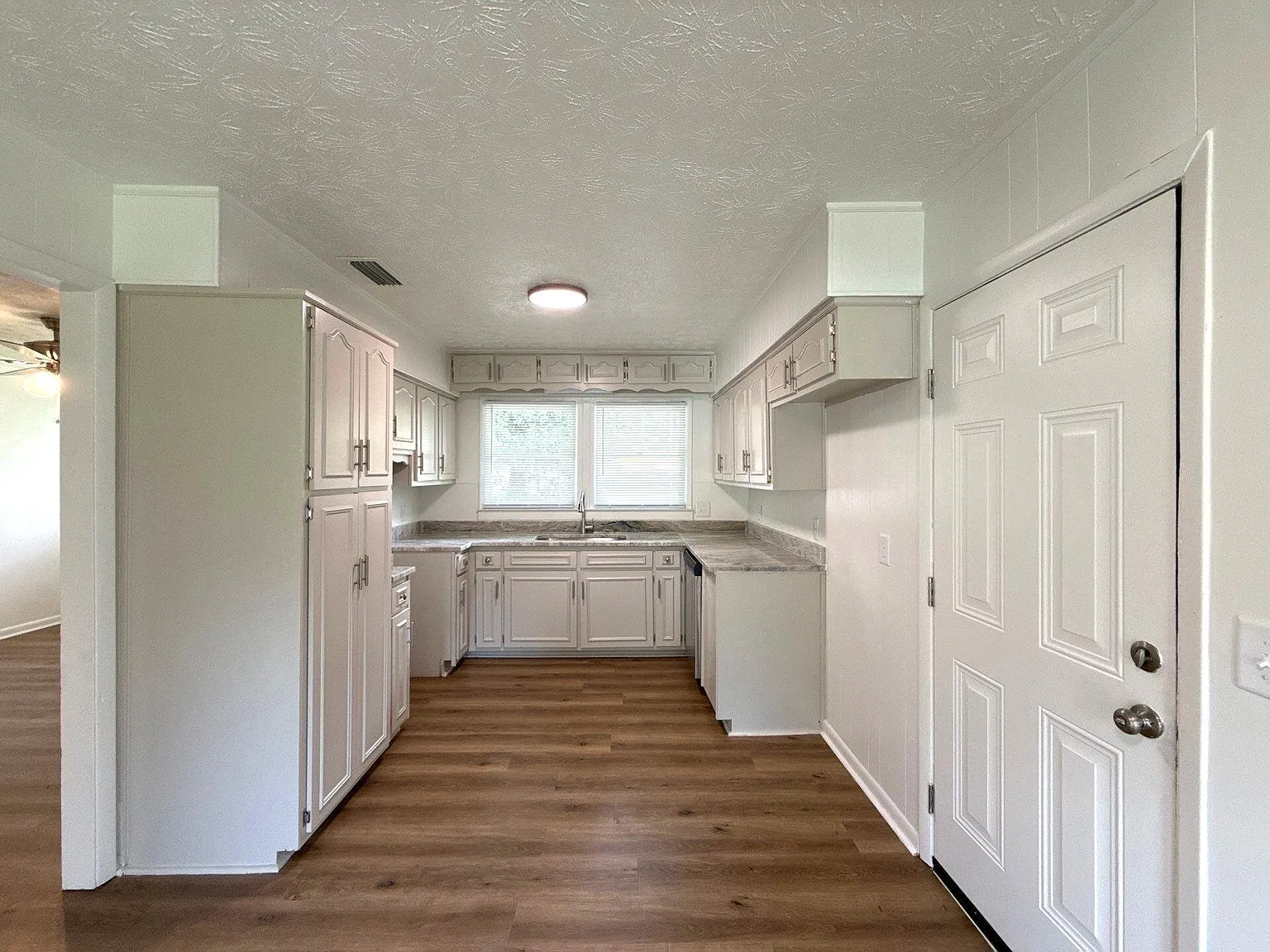 1035 Kirkland Dr — Photo 4