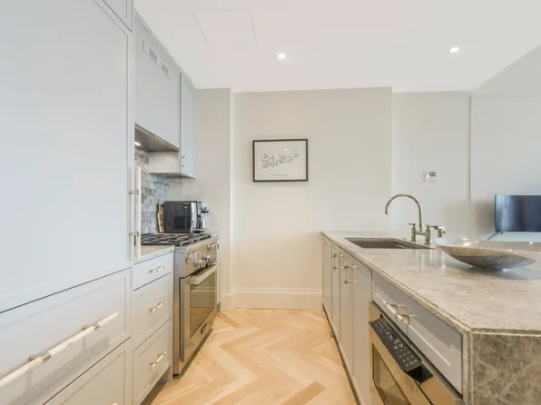 250 East 21st Street 9D image 3 of 11