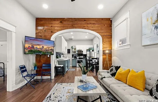 1820 E Houston St — Photo 8