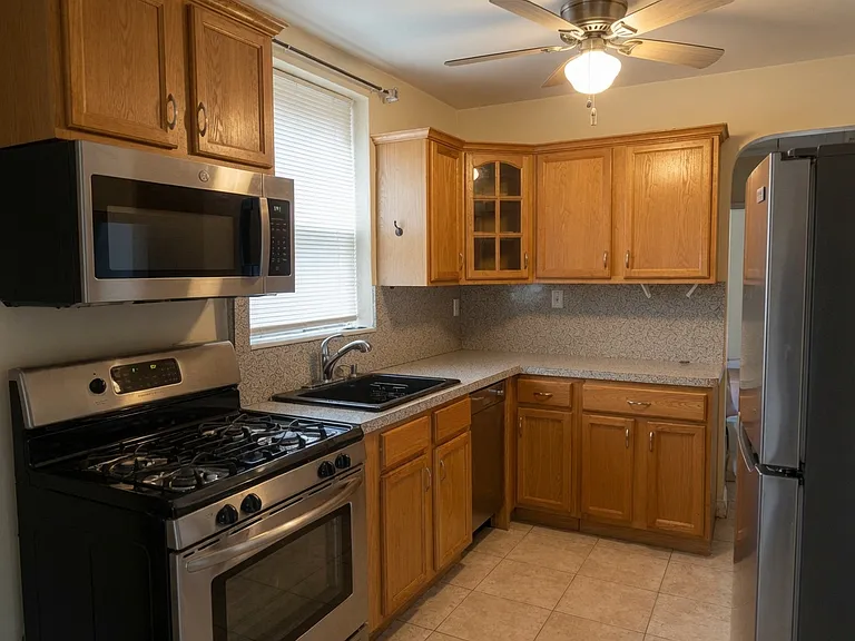 1652 Fowler Ave — Photo 4