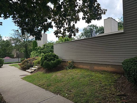 4th image of 37 Charlton Hill Rd