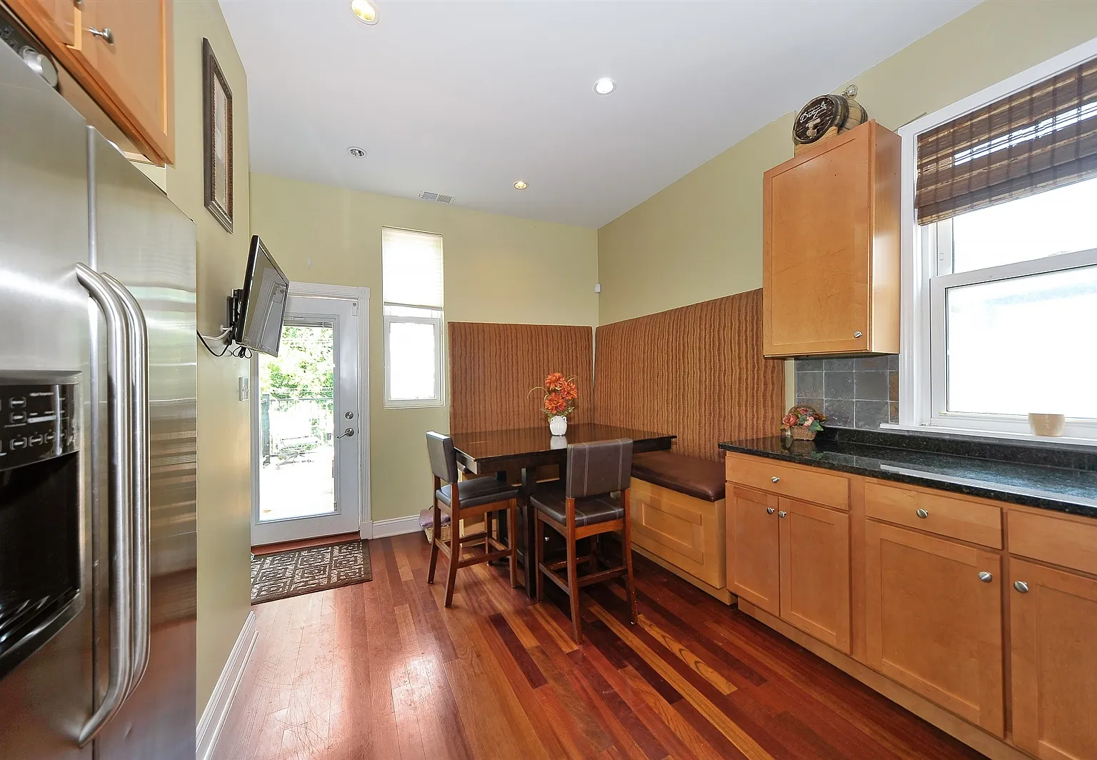 3 bed, 2200 sqft, $3,000 — Photo 4