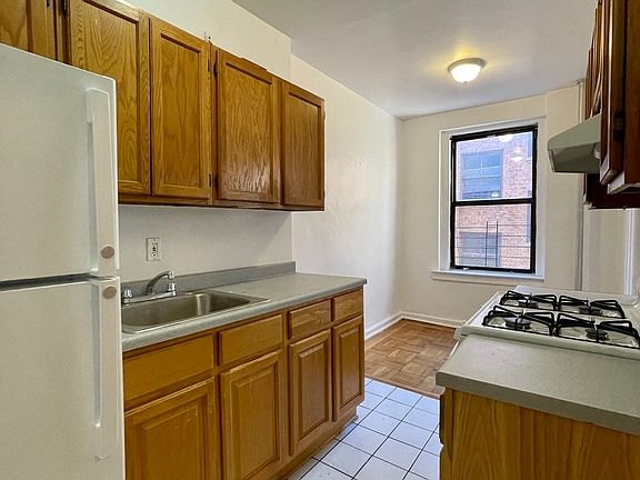 3rd image of 4791 Broadway APT 4F