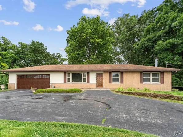 709 Stamper Ln, Godfrey, IL 62035