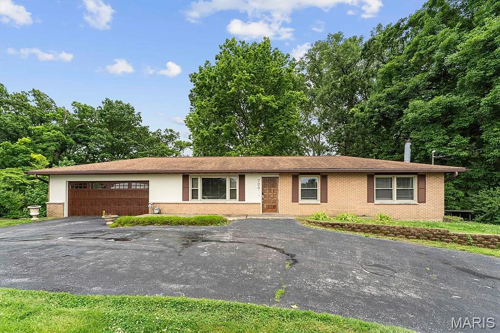709 Stamper Ln photo 1