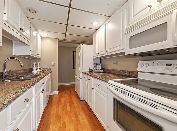 4th image of 2800 Maple Ave APT 24A