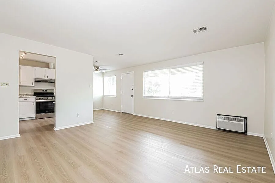 Cozy 2 Bed, 1 Bath in Charming Arvada 4-Plex Minutes to Old Town! — Photo 3