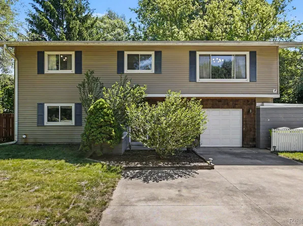 9180 Posey Dr, Whitmore Lake, MI 48189