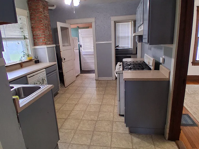 2529 Holmes St — Photo 3