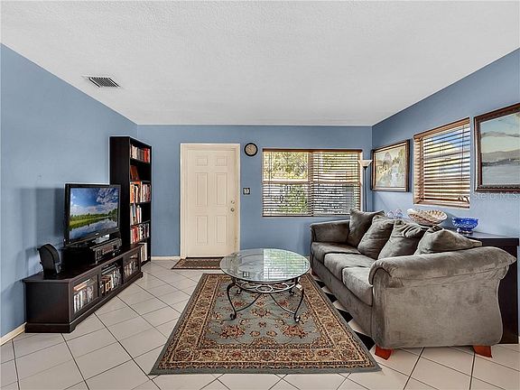 5th image of 7103 Prato Ave