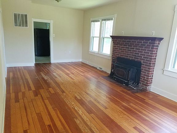 3rd image of 627 Forbes St
