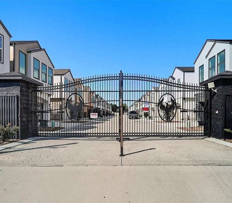 3 bed, 2.5 bath, 2294 sqft, $3,200 — Photo 3
