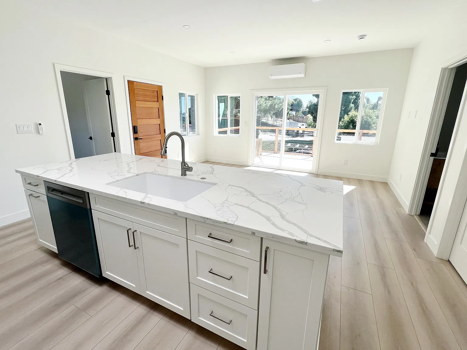 2 bed, 815 sqft, $2,950 — Photo 3