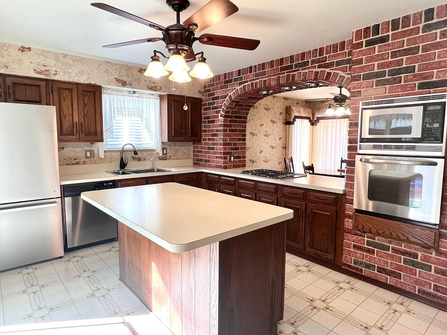 3 bed, 1988 sqft, $2,200 — Photo 4