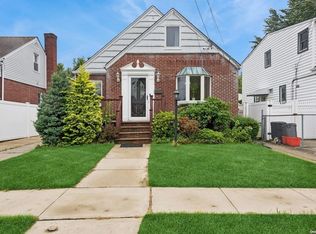 1115 Phoebe St, Franklin Square, NY 11010
