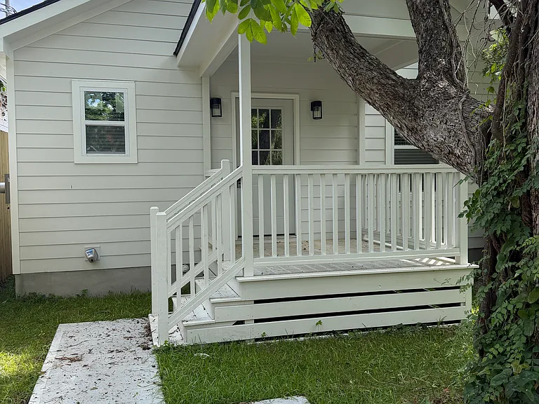 906 W Victory Dr — Photo 2