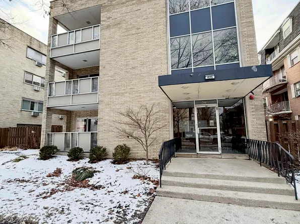425 Wesley Ave APT 102, Oak Park, IL 60302