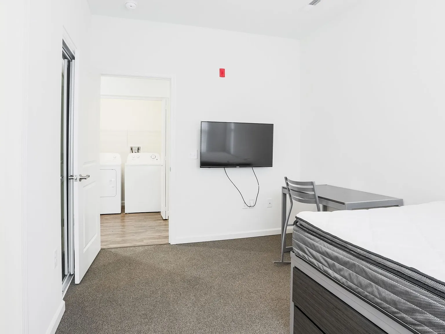 106 E Armory St - 304 -... — Photo 4