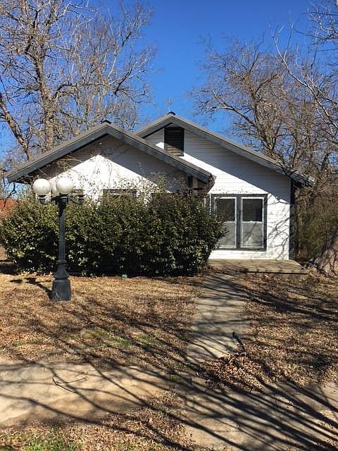 1st image of 305 E Brown St