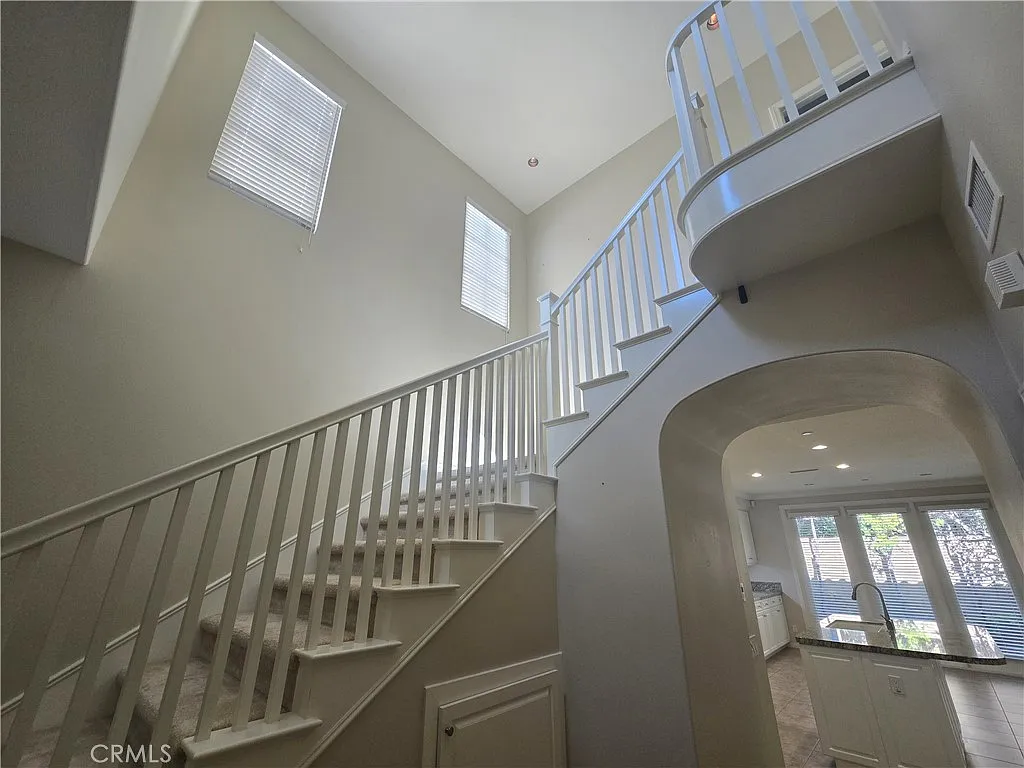3 bed, 2.5 bath, 1878 sqft, $6,200 — Photo 2