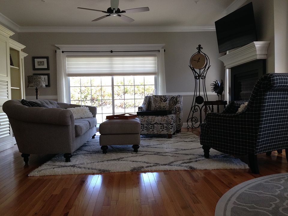 Den/Great Room/
Fireplace

