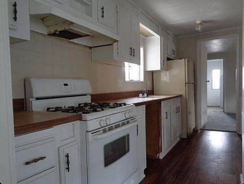 2nd image of 300 Riverwood Ln