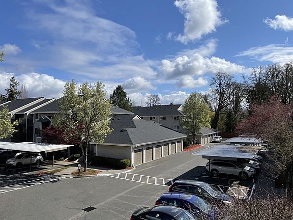 Cascade Woods Apartments Oregon parking lot