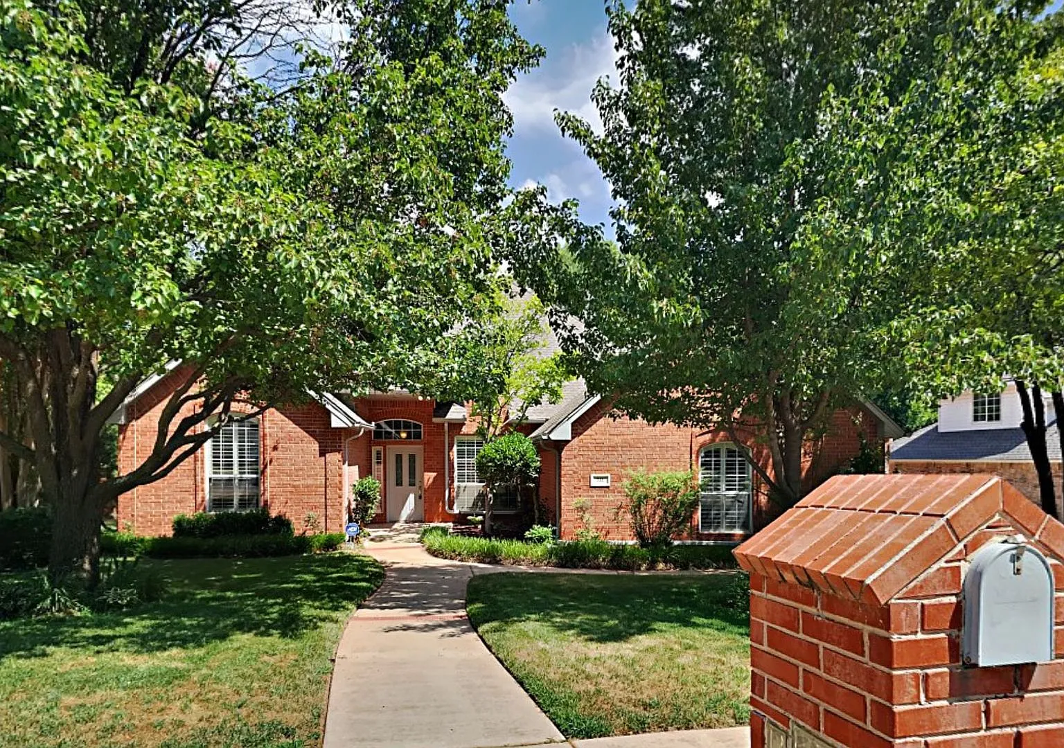 Lovely 4 Bedroom 3 Bathroom Home With Office In Edmond Schools — Photo 2