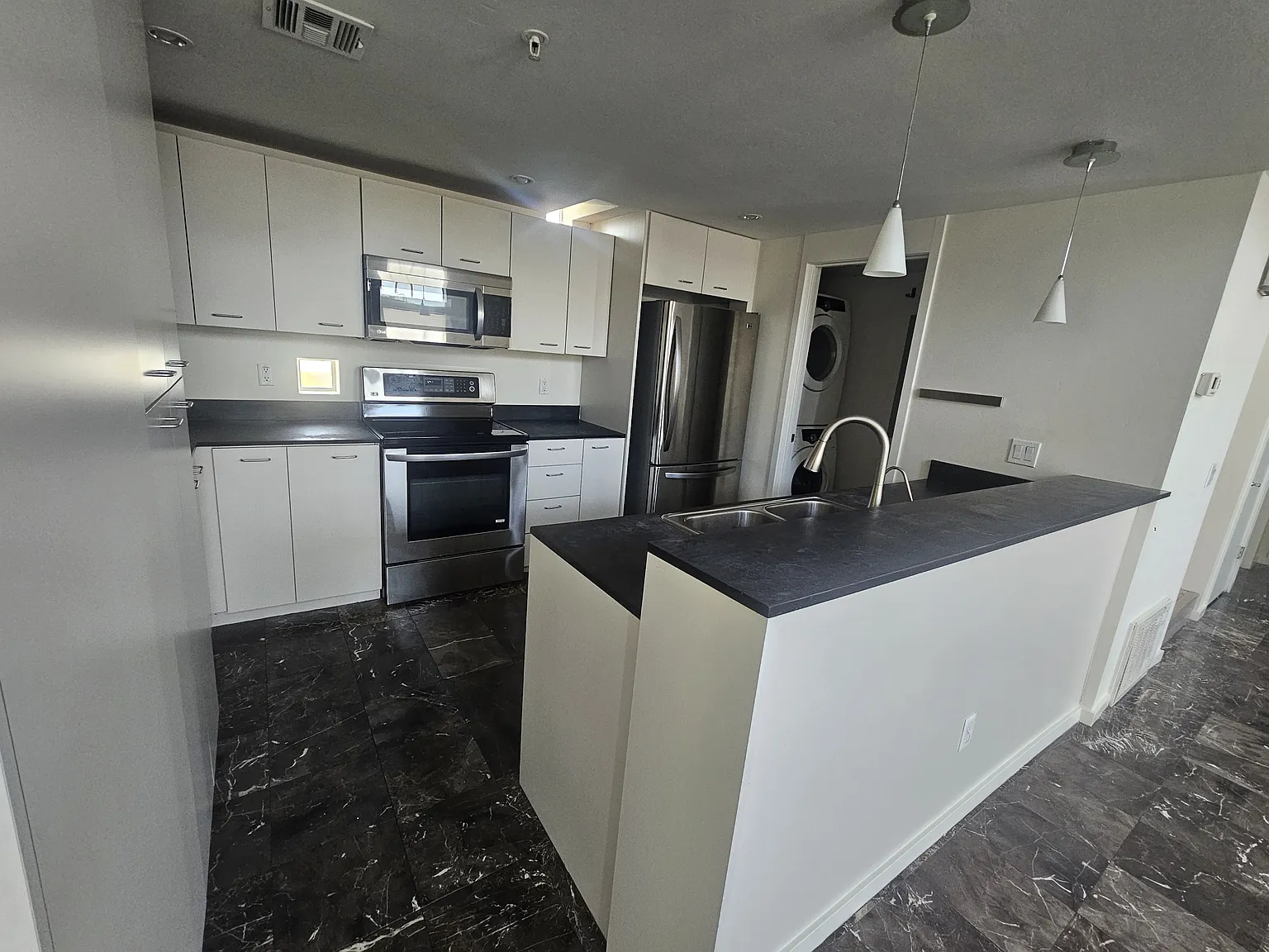 3 bed, 2.5 bath, 2257 sqft, $2,650 — Photo 2